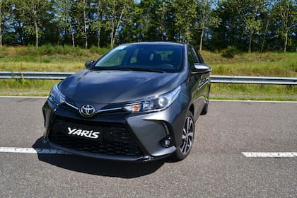 La entrada de gama del Toyota Yaris (la foto corresponde a la versión full) sigue entre los ocho 0km más baratos