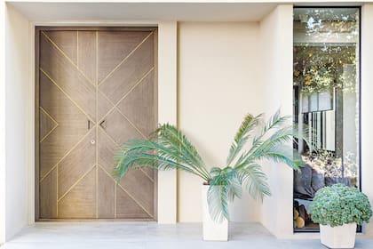 La entrada de la casa debe tener la puerta más grande de la casa y, en lo posible, de madera