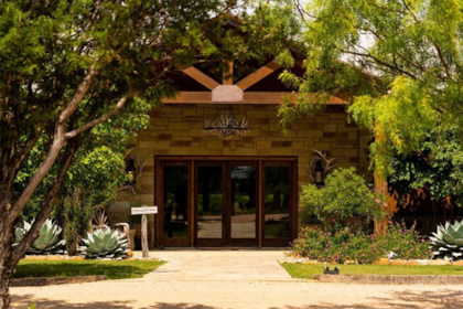 La entrada de la casa principal de Colorado River Ranch en Lampasas, Texas.