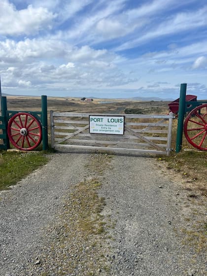 La entrada de la estancia que ocupa las tierras donde estaba la casa de Luis Vernet. Tiene 43500 acres (17,603.83 hectáreas) y se dedica a la cría de ovejas, vacas y caballos