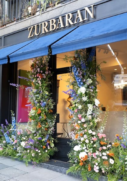 La entrada de la galería se cubrió de flores naturales, para simbolizar el "reflorecer" de un proyecto iniciado hace casi medio siglo