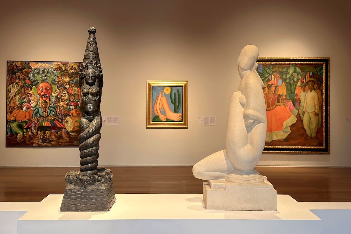 La entrada de la muestra está custodiada por esculturas de Víctor Brecheret y Rómulo Rozo