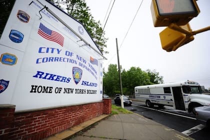 La entrada de la prisión de la Isla Rikers, en Nueva York (Crédito: AFP)