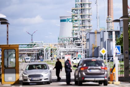 La entrada de la refinería PCK en Schwedt; Alemania tomó el control de dos subsidiarias de la compañía petrolera estatal rusa Rosneft en un intento de asegurar el suministro de energía del país. (Annette Riedl/dpa)