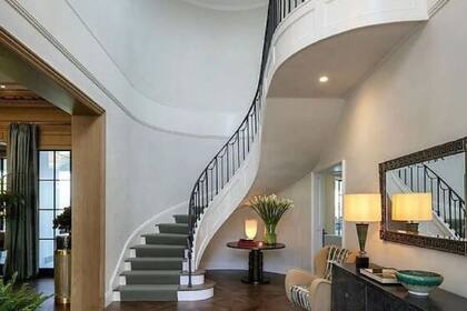 La entrada de la residencia de la pareja posee una escalera en espiral