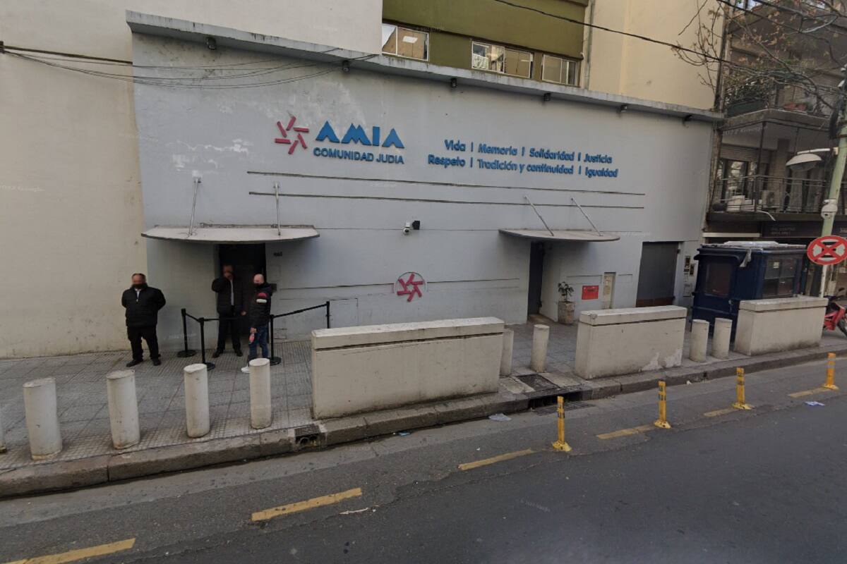 La entrada de la sede de la AMIA, en Uriburu 650