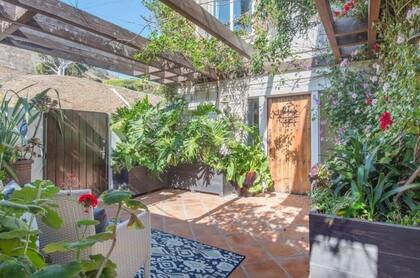 La entrada de la vistosa casa de playa de Jennifer Lopez y Alex Rodriguez en Malibu (The MLS)