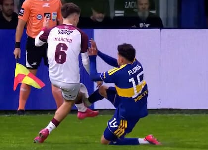 La entrada de Leonel Flores sobre Sasha Marcich por la que todo Lanús pidió la expulsión del jugador de Boca