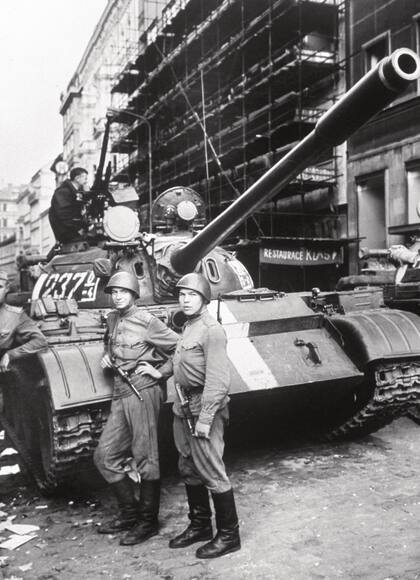 La entrada de los cañones soviéticos en Praga, la capital checa (agosto de 1968), dato clave en la novela Utz.
