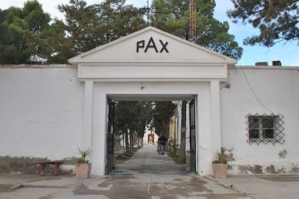 La entrada del cementerio en Carmen de Patagones donde ocurrió la profanación.
