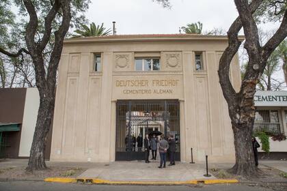 La entrada del cementerio fue realizada en 1915 por el reconocido arquitecto Kronfuss, nacido en Budapest, que estudió en Munich y ejerció en Bamberg, Alemania.