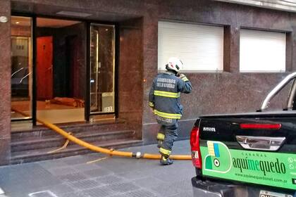 La entrada del edificio incendiado