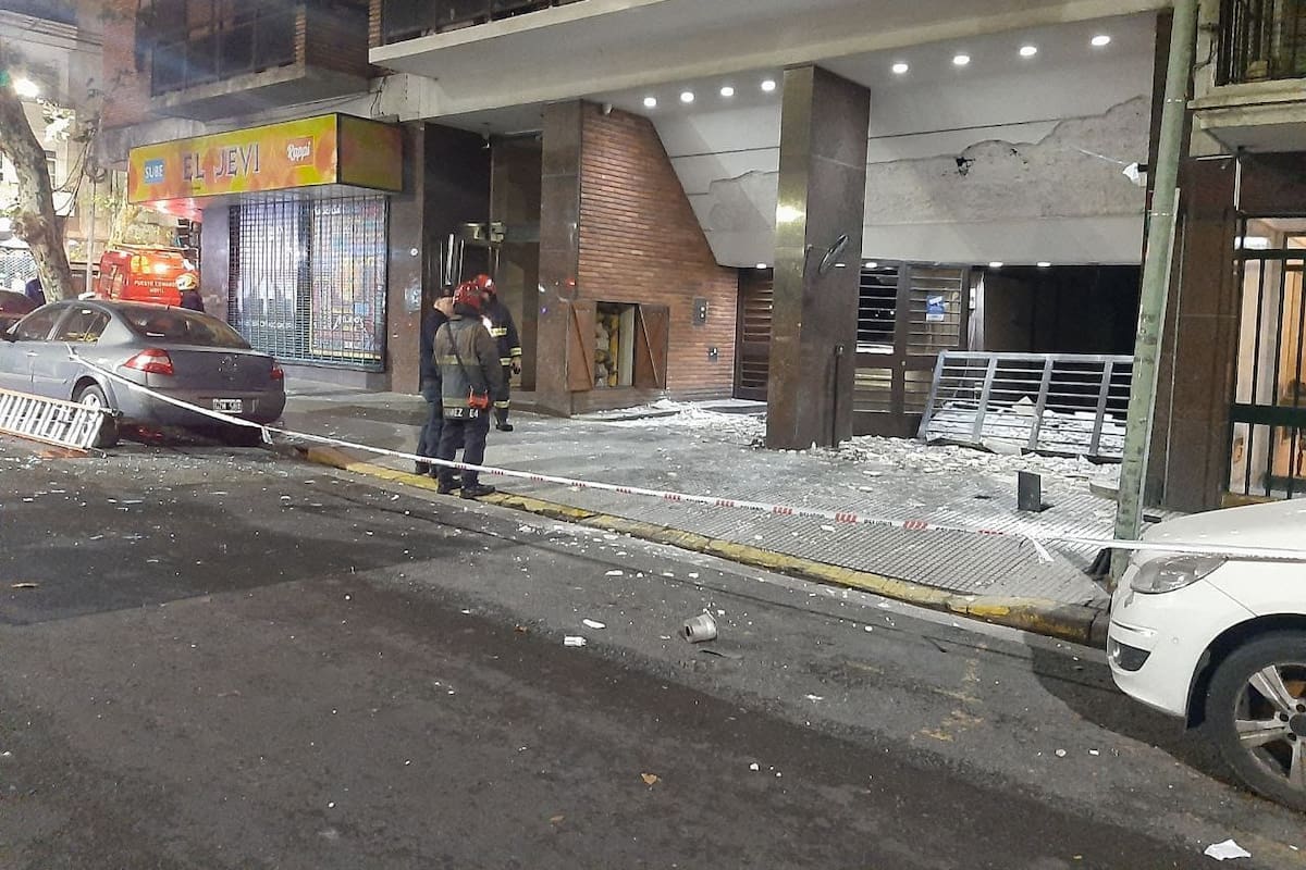 La entrada del edificio que tuvo que ser evacuado.
