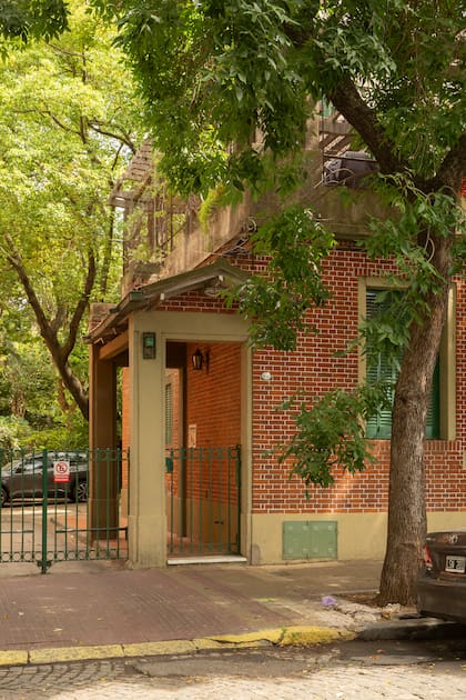 La entrada del edificio, un clásico de Chacarita.