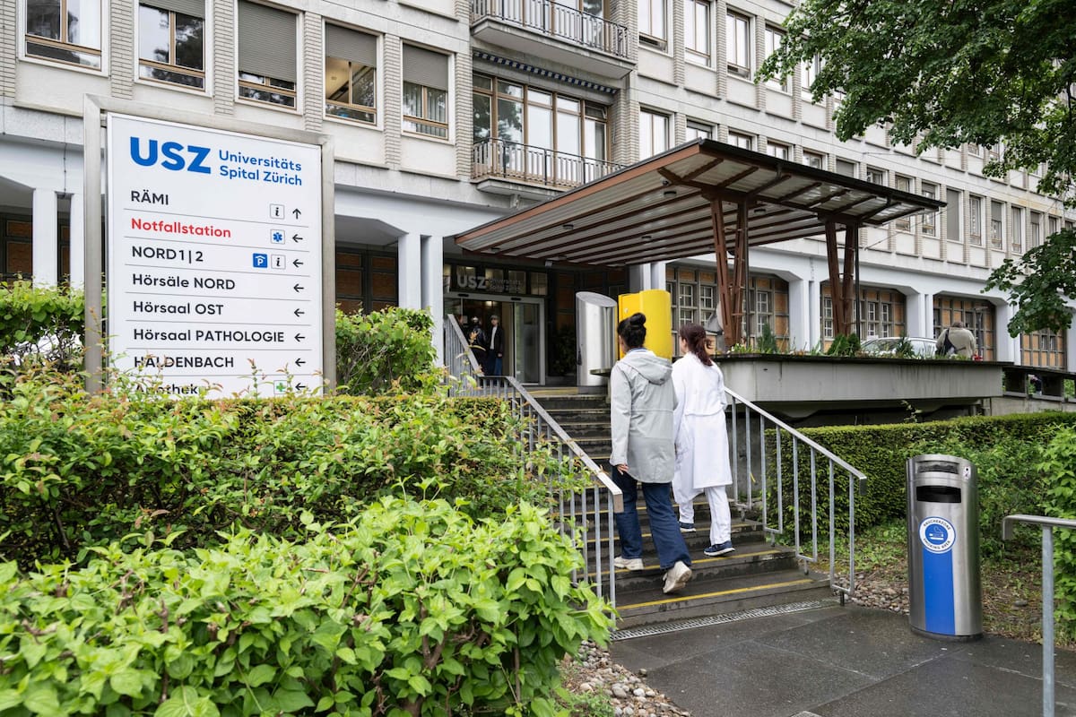 La entrada del Hospital Universitario de Zúrich (USZ), donde está siendo atendido un expasajero de un crucero afectado por un brote mortal de hantavirus