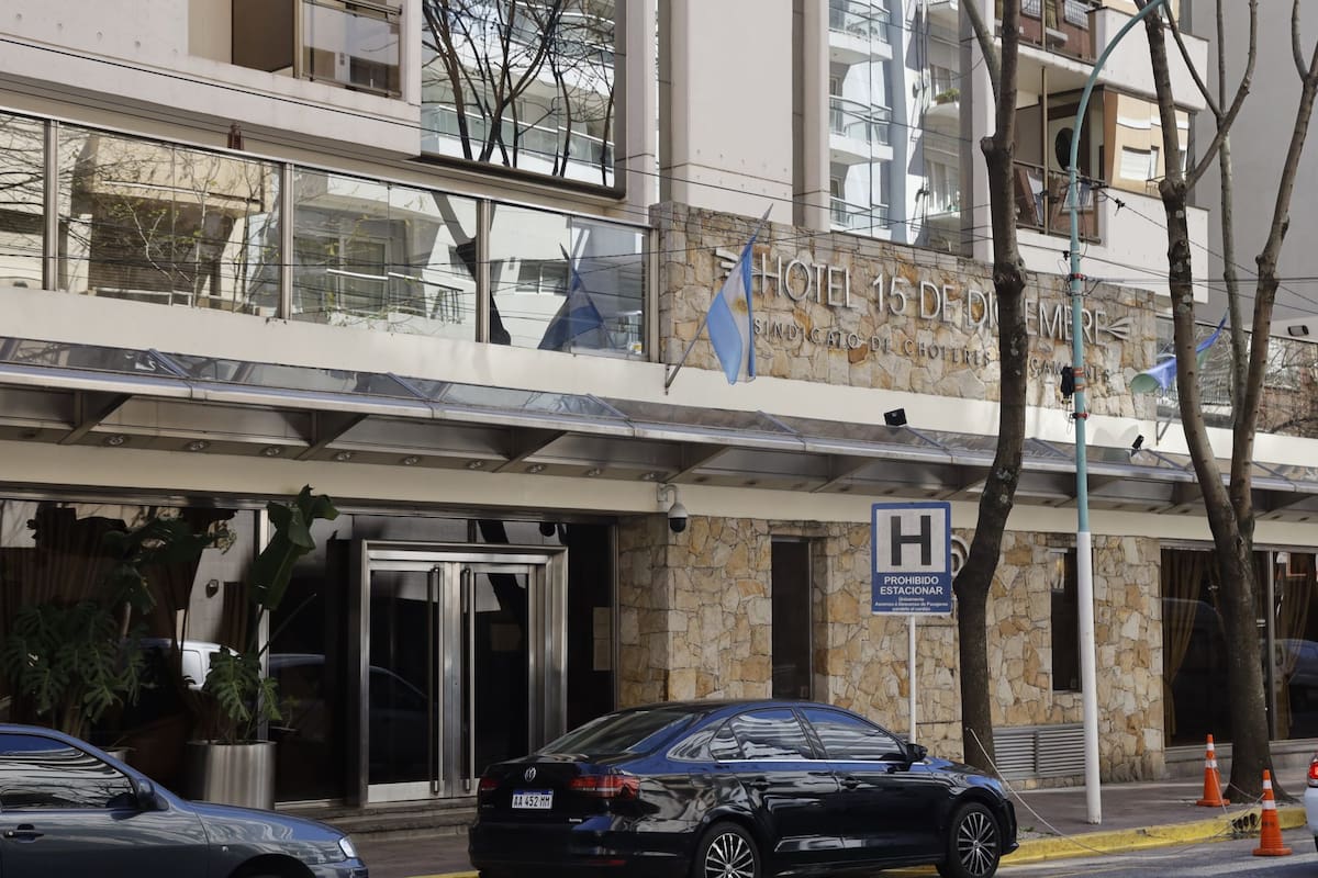 La entrada del hotel 15 de Diciembre, de Camioneros, en Mar del Plata