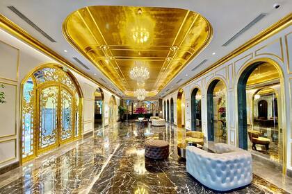La entrada del hotel combina mármol con detalles bañados en oro