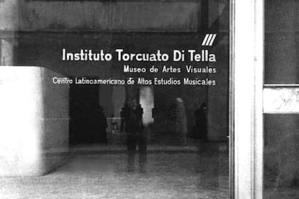 La entrada del Instituto Di Tella en la calle Florida