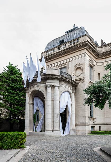 La entrada del Palacio Errázuriz, intervenida por Laura Orcoyen