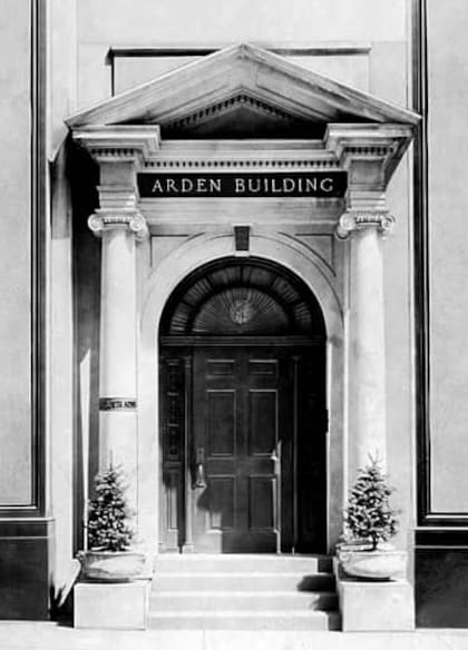 La entrada del salón de Elizabeth Arden en la Quinta Avenida, Nueva York