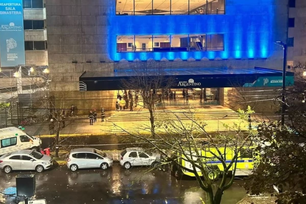 La entrada del Teatro Argentino con personal de Defensa Civil y SAME