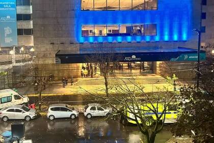 La entrada del Teatro Argentino con personal de Defensa Civil y SAME