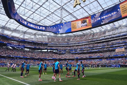 La entrada en calor en Los Angeles Stadium, con su impresionante pantalla