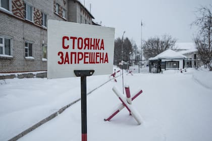 La entrada en la prisión en Kharp, en la región de Yamalo-Nenetsk, en la que murió Alexei Navalny. (AP/Antonina Favorskaya)