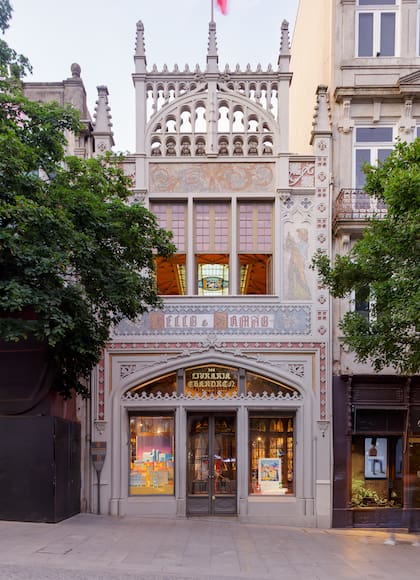 La entrada en una de las calles comerciales de Oporto