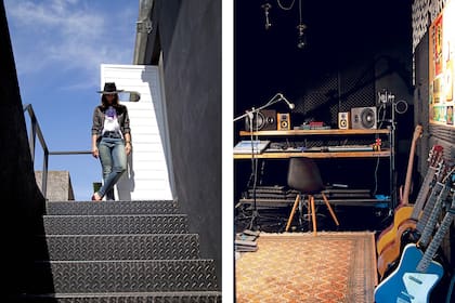 La entrada exterior al nivel de “ocio creativo”, como le llama Laura, es por una escalera de chapa negra.