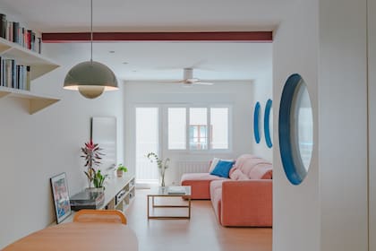 La entrada original medía casi cinco metros y separaba la "zona de servicio" —cocina, baño y dormitorio de servicio— de la "zona familiar". Ese pasillo fue el primero en desaparecer.