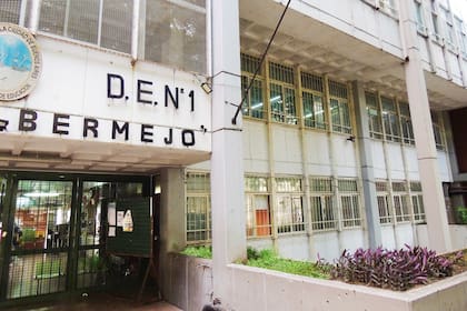 La entrada por calle Riobamba al edificio moderno.
