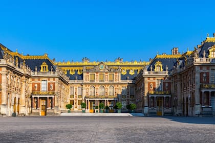 La entrada principal al Palacio de Versalles
