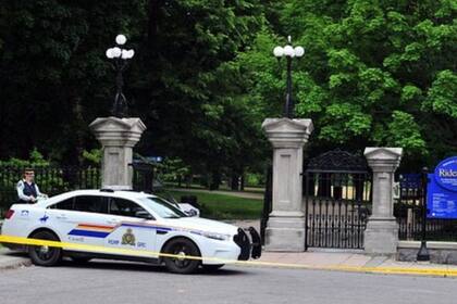 La entrada principal al Rideau Hall en Ottawa terminó dañada tras el supuesto ataque de un hombre armado.