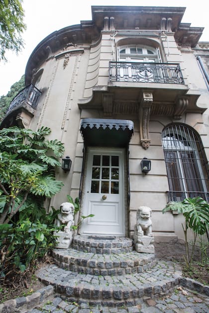 La entrada principal de la casa donde vive con sus hijos. Una casona de estilo francés, de 135 años, ubicada en Barrio Parque,
que está rodeada por un frondoso jardín con plantas tropicales.