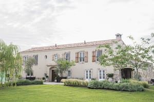 La entrada principal de la casa se enmarcó con olivos en grandes macetones, hechos con durmientes de quebracho y hierro, y macetas con boj podados en forma de bocha.
