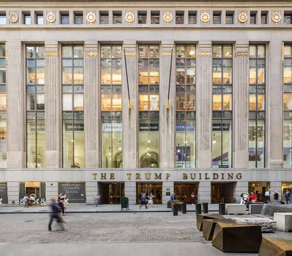 La entrada principal del edificio 40 Wall Street en Nueva York