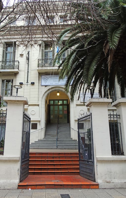 La entrada principal del ENS4 por Rivadavia, los alumnos de jardín salen por la plaza.