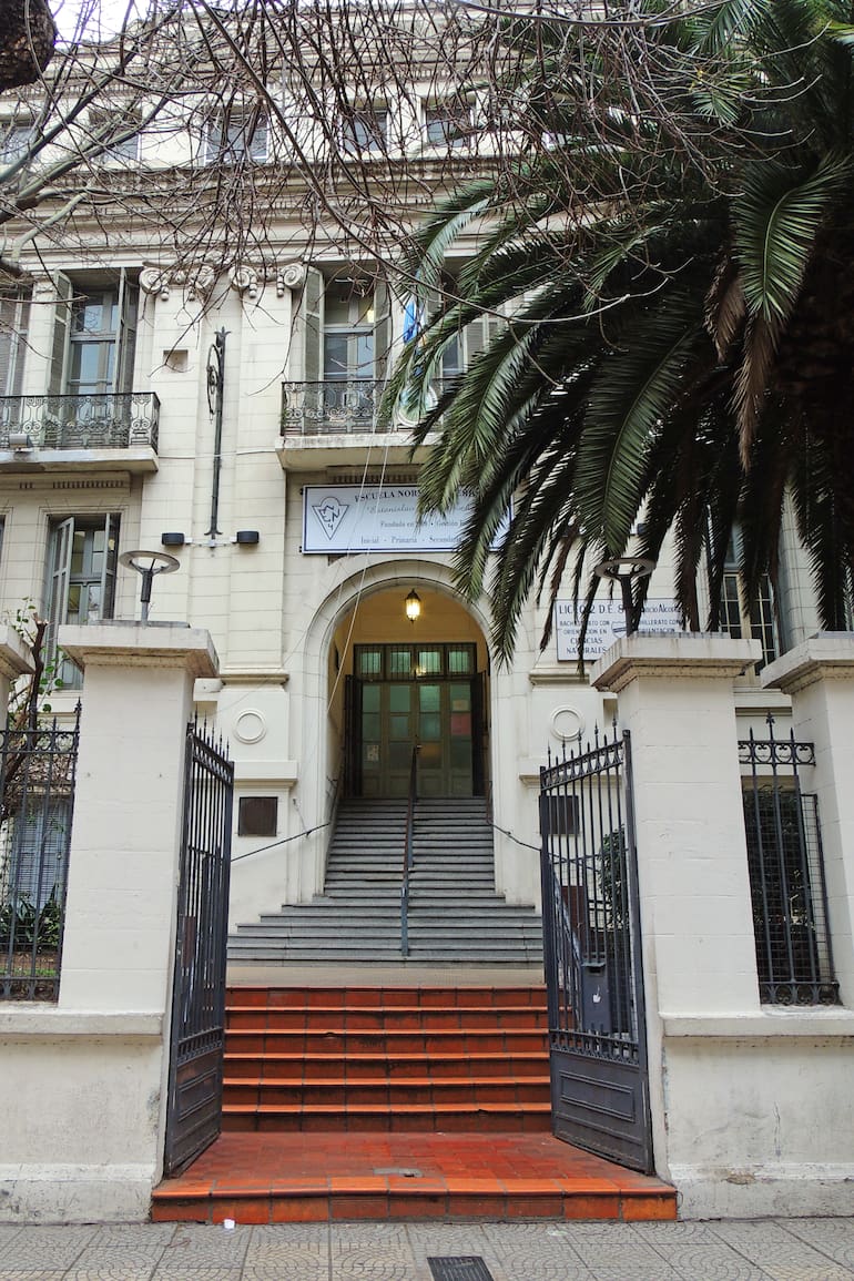 La entrada principal del ENS4 por Rivadavia, los alumnos de jardín salen por la plaza.