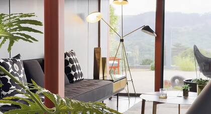 La entrada principal es una puerta de vidrio corrediza; además, la entrada al dormitorio principal utiliza cortinas de cadena metálica en lugar de una pared