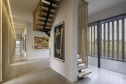 La entrada principal, por la que se accede a un pasillo que recorre toda la casa, tiene tres metros de altura