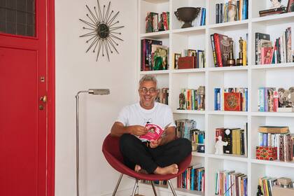 La entrada se aprovechó para armar la biblioteca, donde conviven libros, objetos y un par de premios Martín Fierro.