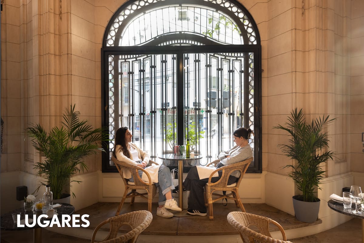 La entrada señorial del nuevo café en Recoleta