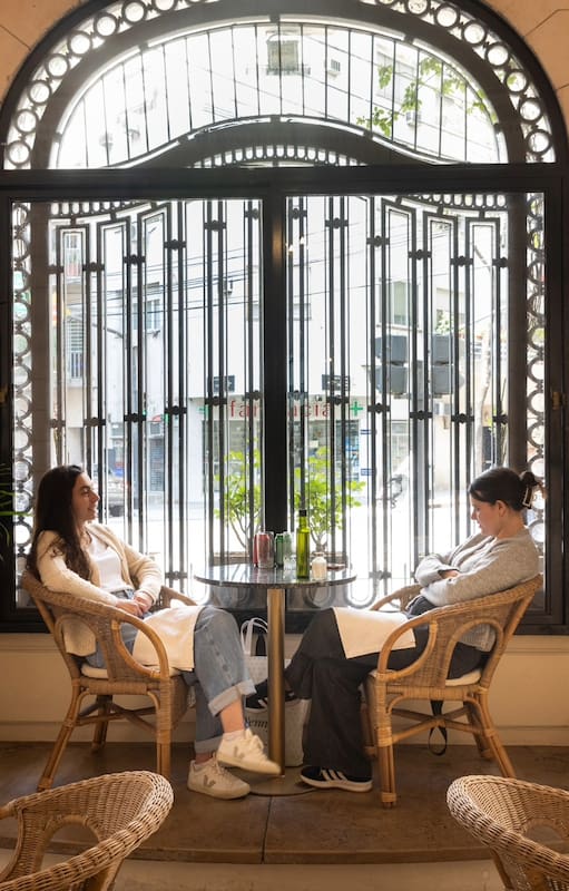 La entrada señorial del nuevo café en Recoleta
