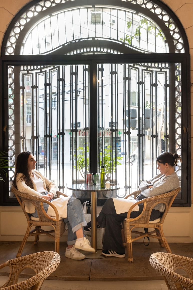 La entrada señorial del nuevo café en Recoleta