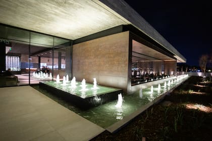 La entrada tiene aguas danzantes con luces