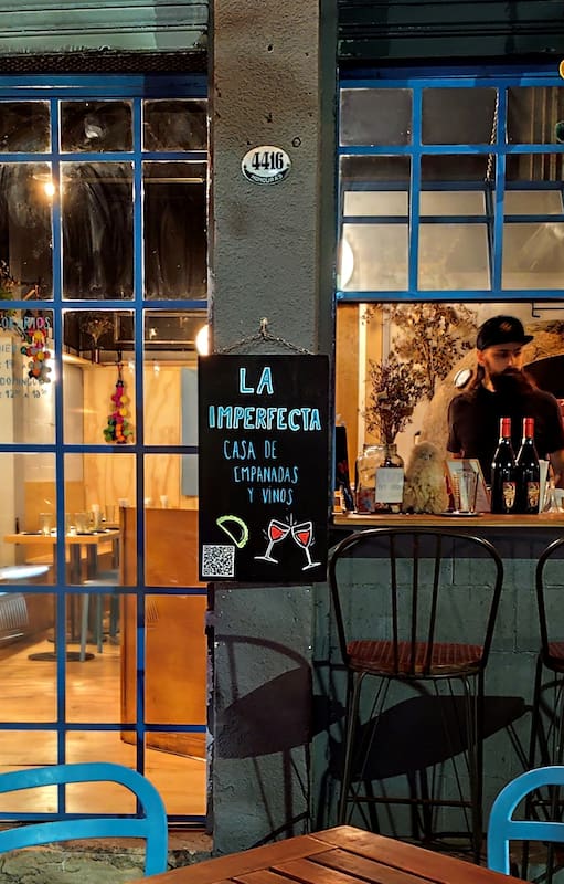 La entrada y las mesas de la calle
