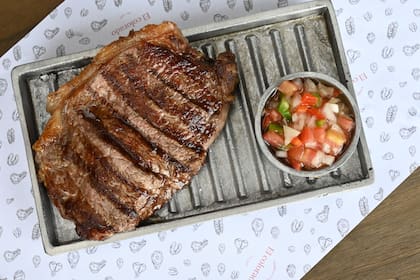 La entraña y el bife de chorizo son los preferidos del lugar