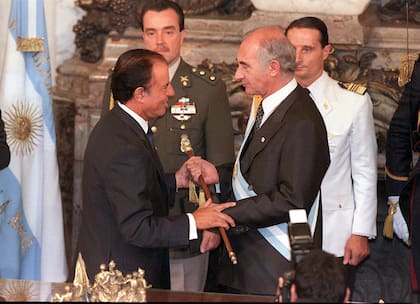 La entrega de atributos de Menem a De la Rúa
