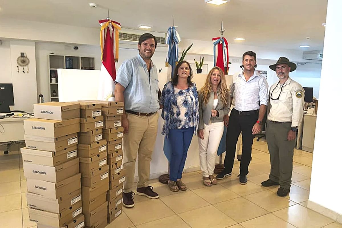 La entrega de los pares de zapatos técnicos para el personal del Parque Nacional Quebrada del Condorito